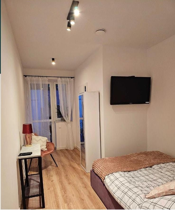 TV and multimedia, Photo of the whole room, Bedroom