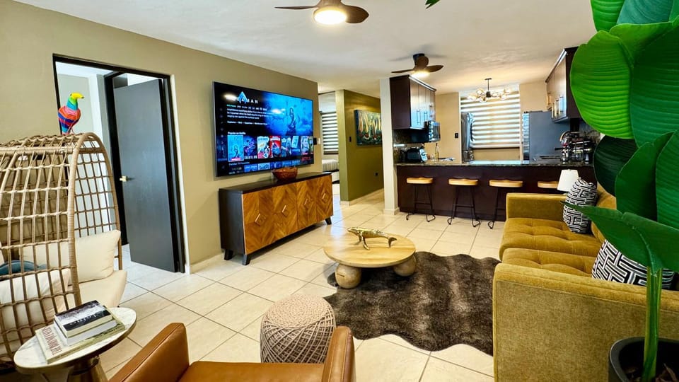 Communal lounge/ TV room, TV and multimedia, Kitchen or kitchenette, Living room, Seating area, Dining area, Evening entertainment
