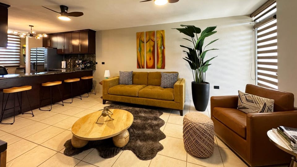 Kitchen or kitchenette, Living room, Seating area, Dining area