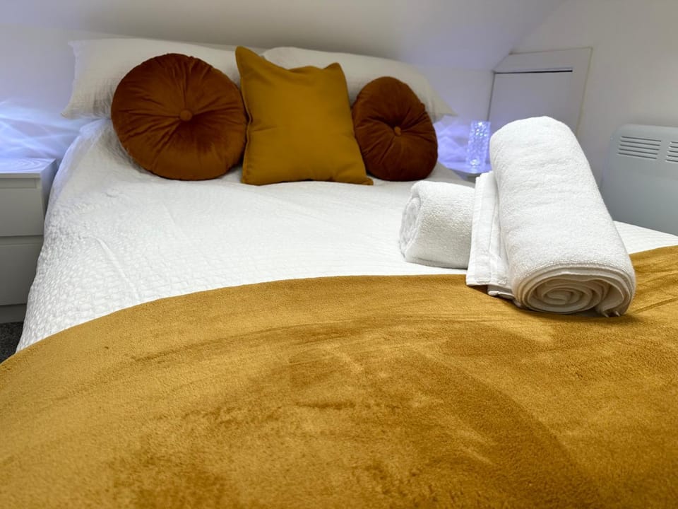 Bed, Photo of the whole room, Bedroom, towels