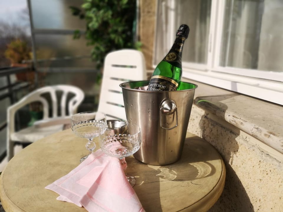Property building, Balcony/Terrace, Food and drinks, Drinks
