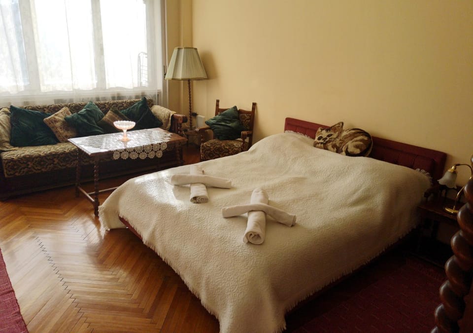 Bed, Seating area, Bedroom