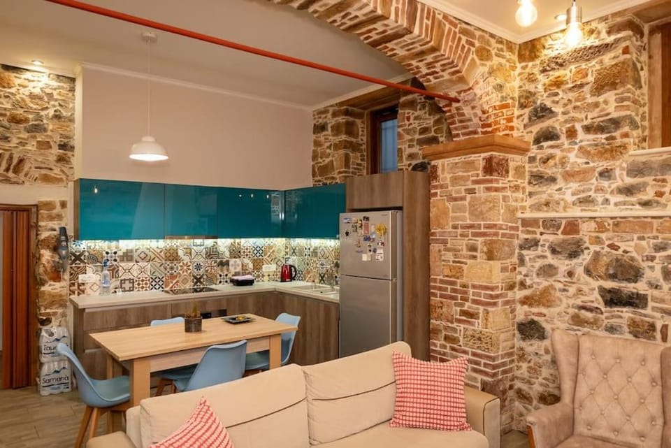 Kitchen or kitchenette, Seating area, Dining area