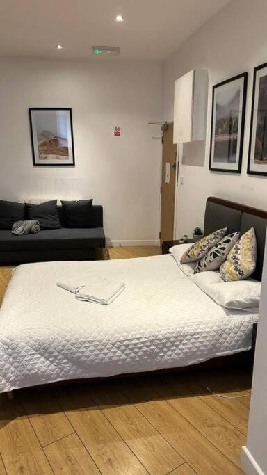 Sleep 6 Piccadilly Grand in London VR5 Apartment in City of Westminster
