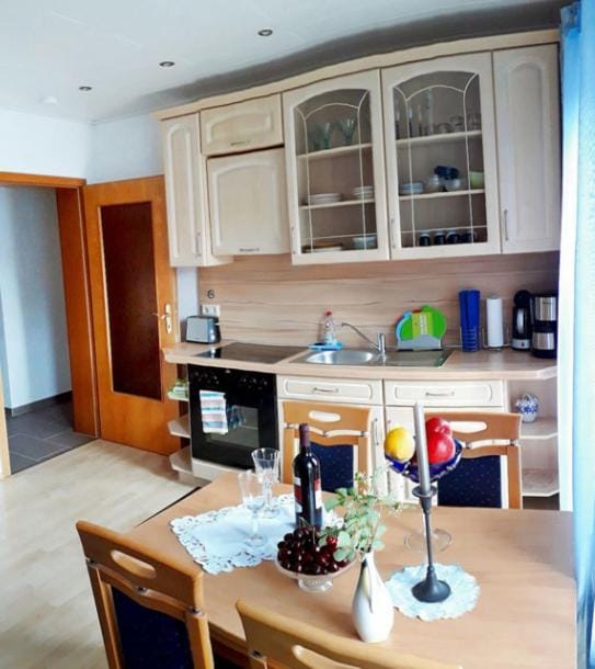 Coffee/tea facilities, Kitchen or kitchenette, Dining area, minibar, stove, toaster