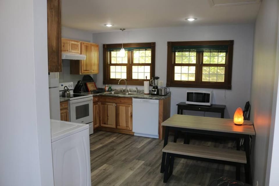 Small House, 2 queen bedrooms, 1 bath, on route 33 House in Ohio