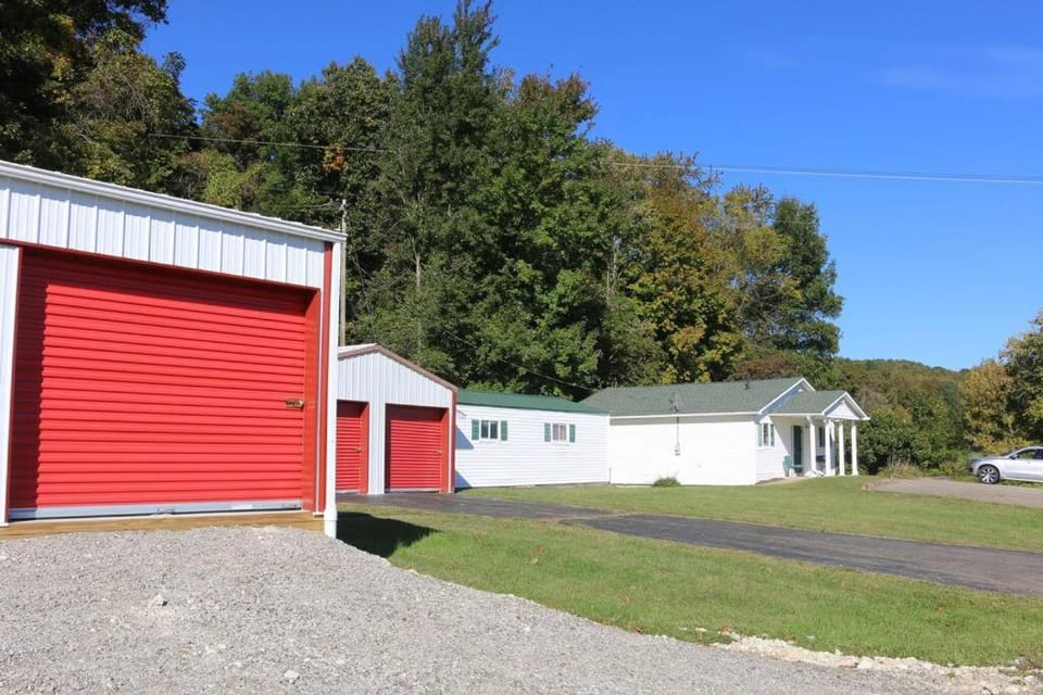 Small House, 2 queen bedrooms, 1 bath, on route 33 House in Ohio