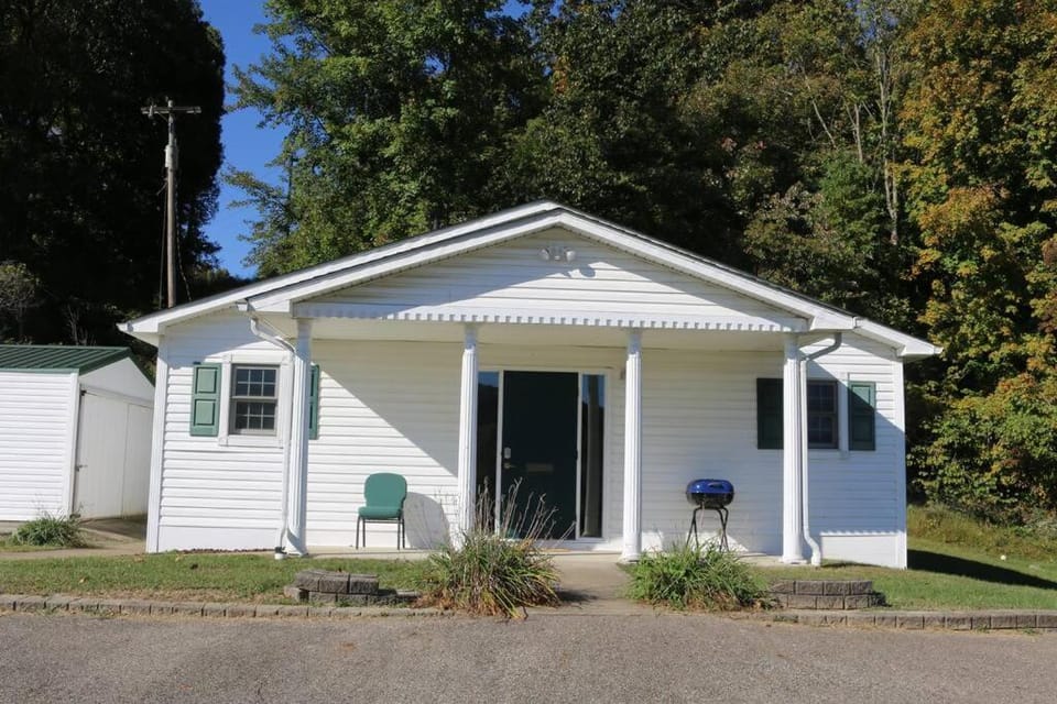 Small House, 2 queen bedrooms, 1 bath, on route 33 House in Ohio