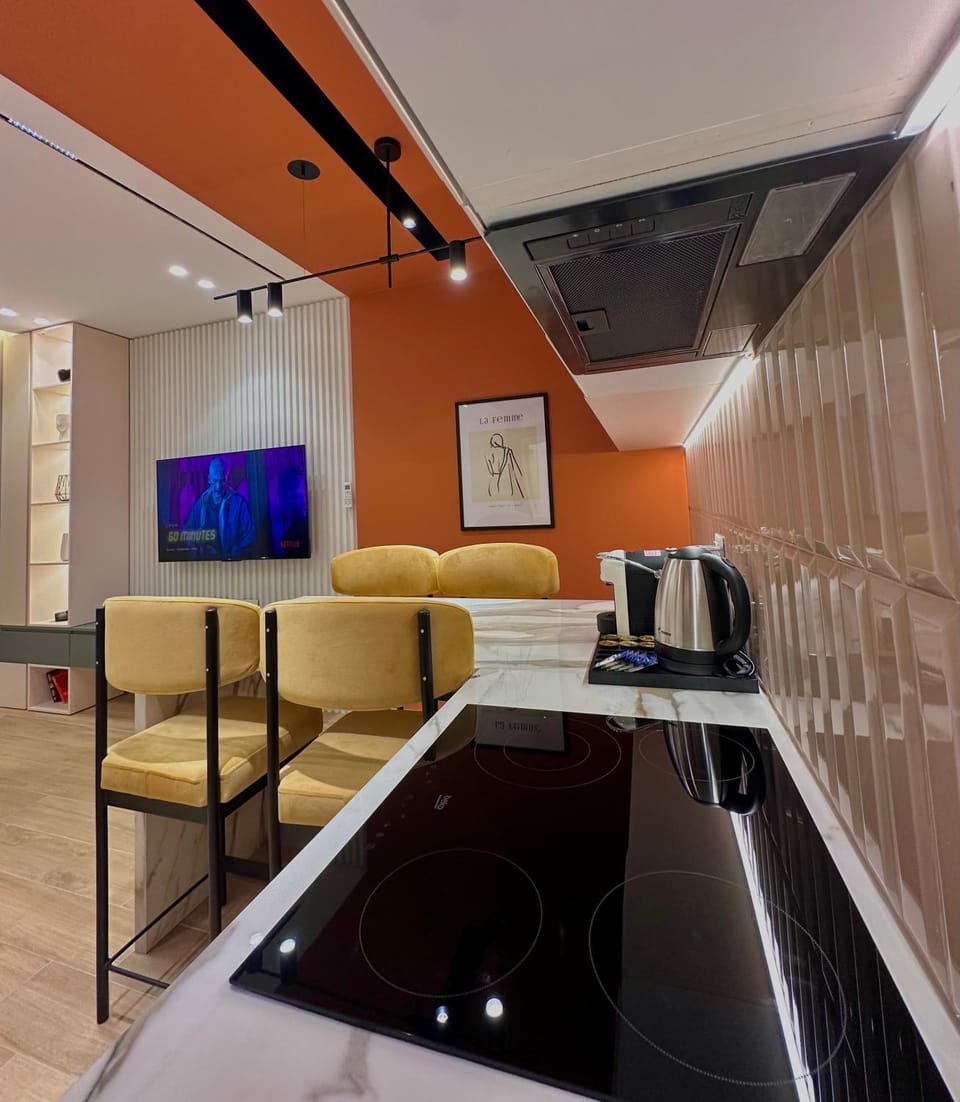 TV and multimedia, Coffee/tea facilities, Kitchen or kitchenette, Living room, Seating area, Dining area, minibar