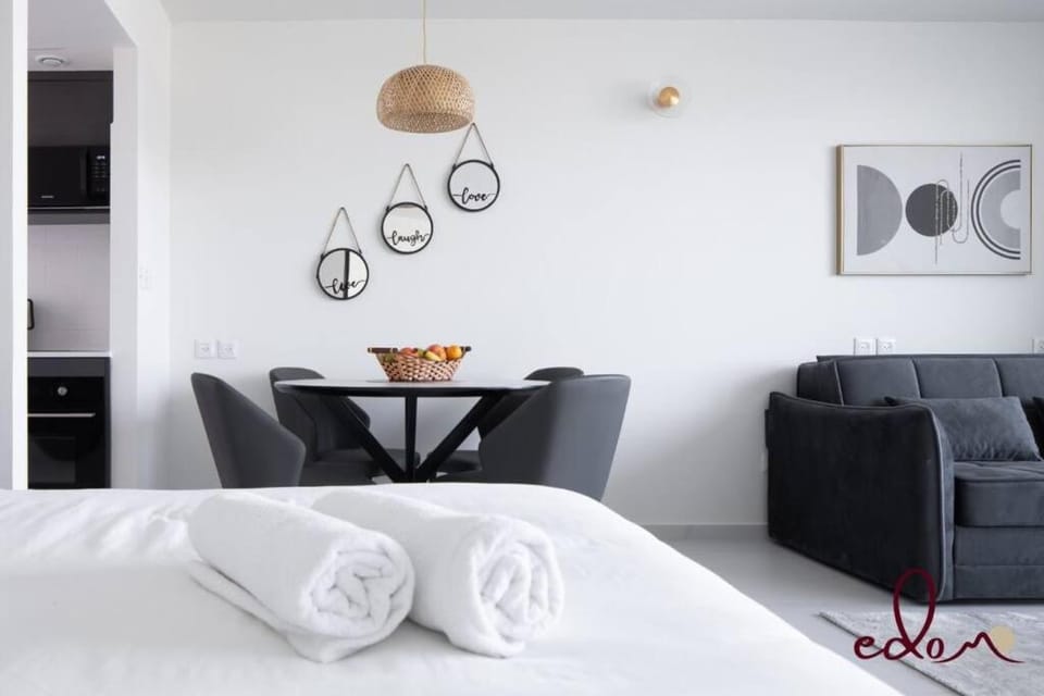 Bed, Seating area, towels