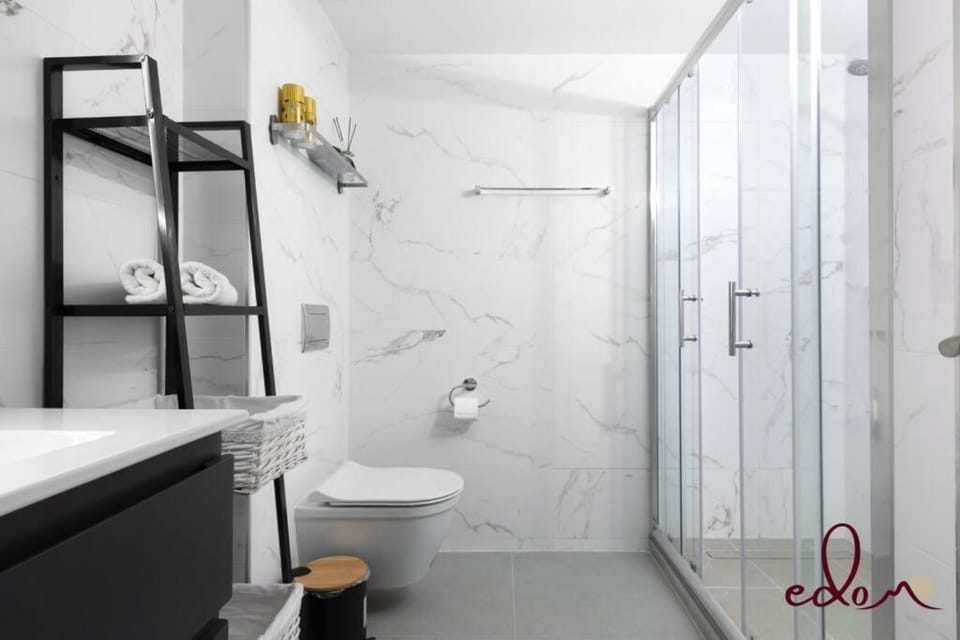 Shower, Toilet, Bathroom, towels