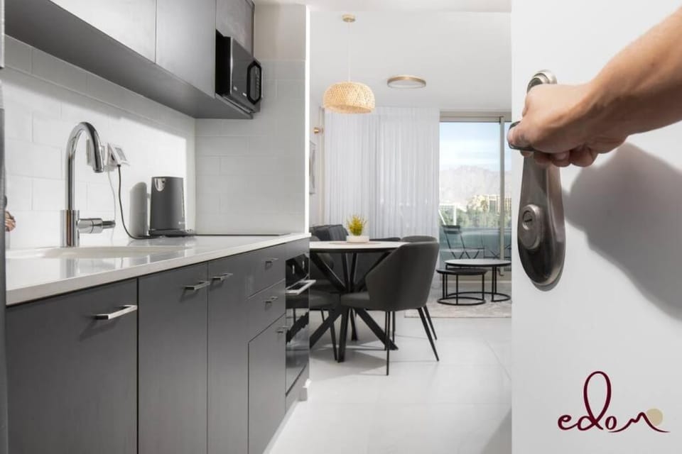 Kitchen or kitchenette, Dining area, minibar, pet friendly