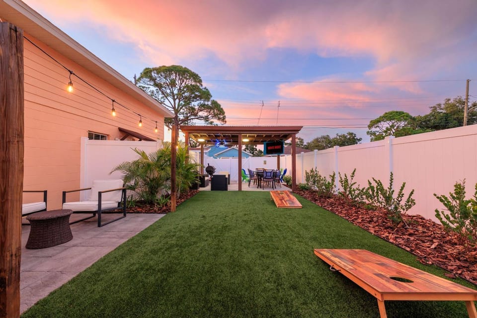 3BR - Beach & Trail - Bikes, Fire Pit, Mini-Golf House in St Petersburg