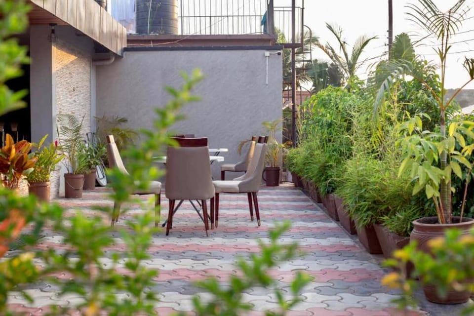 Property building, Patio, Spring, Day, Garden, Garden view