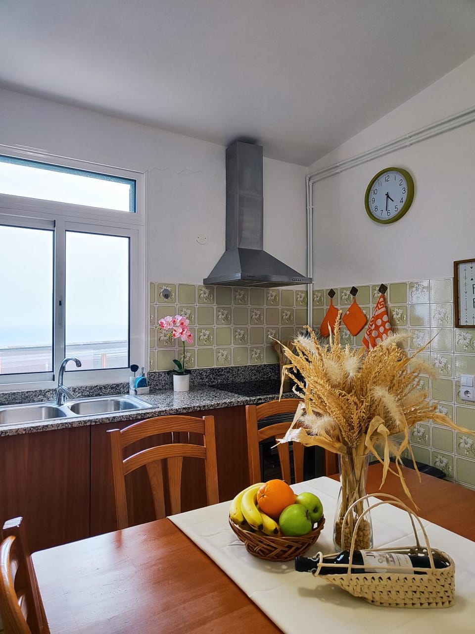 Kitchen or kitchenette, Kitchen or kitchenette, Food and drinks, Dining area, Food, stove