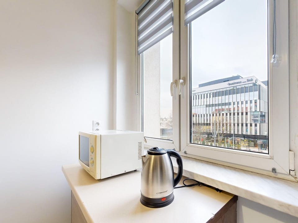 Kitchen or kitchenette, minibar