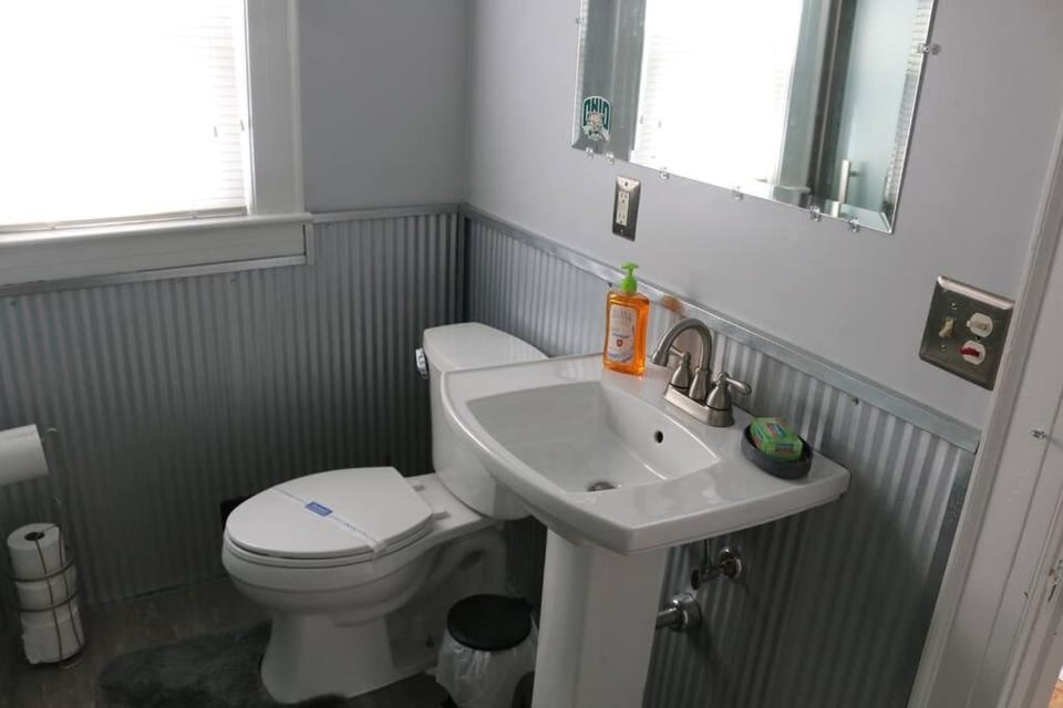 3 Bedroom, 2 Bath, Porch, FREE Wi-Fi, Washer/Dryer House in Ohio