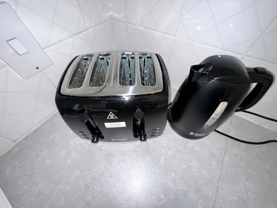 Coffee/tea facilities, toaster