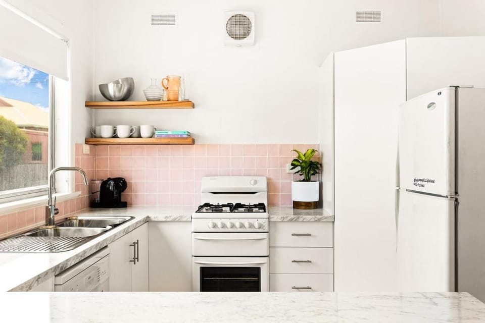 Retro Bungalow near Beach and Shops House in Cowes