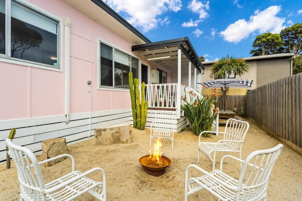 Retro Bungalow near Beach and Shops House in Cowes