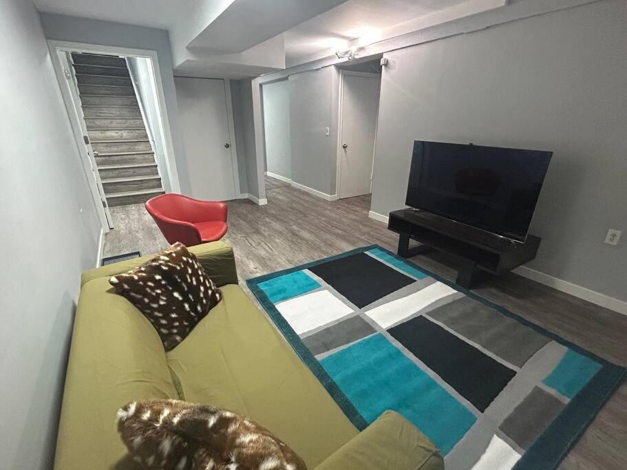 Cute Highlandpark (Lower B Unit) Apartment in Calgary