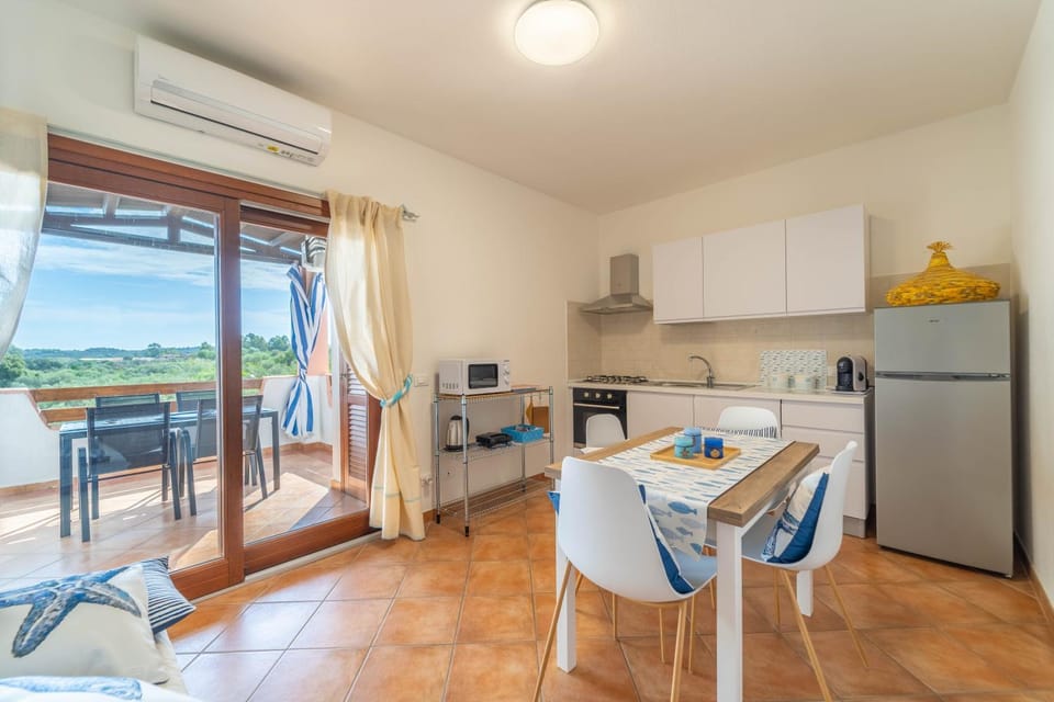 Coffee/tea facilities, Kitchen or kitchenette, Living room, Seating area, Dining area, minibar, pet friendly, stove, toaster, air conditioner