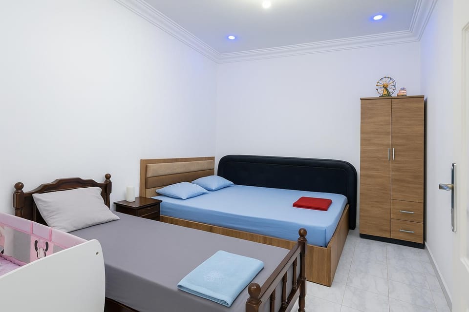Bed, Bedroom, towels