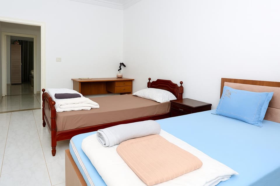 Bed, Bedroom, towels