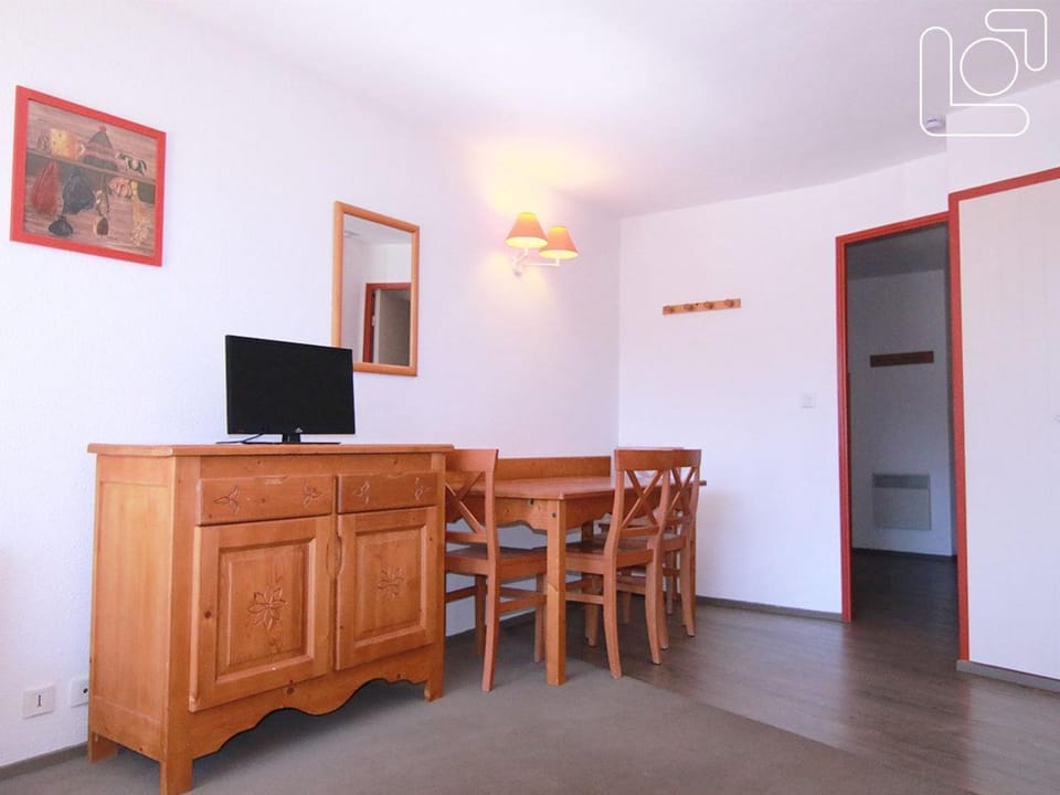 Appartement 2P, 6 Pers, Balcon Sud/Est, À 100m des Pistes et Commerces - L'Alpe d'Huez - FR-1-405-351 Apartment in Huez