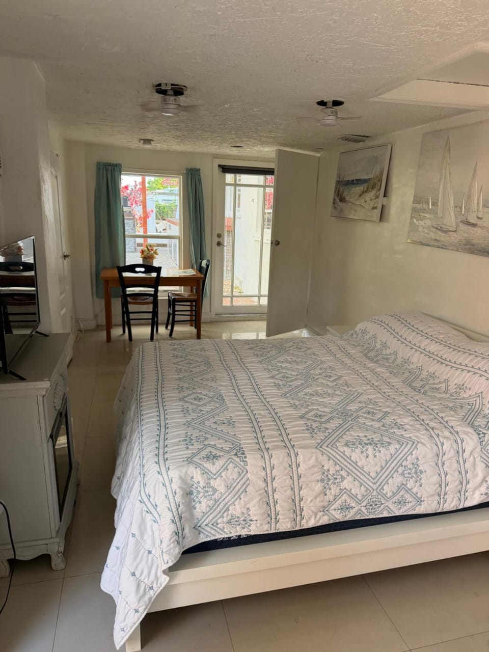 CHEERFUL PRIVATE ROOM 2 MILES AWAY FROM SUNNY ISLES BEACH Vacation rental in Ojus