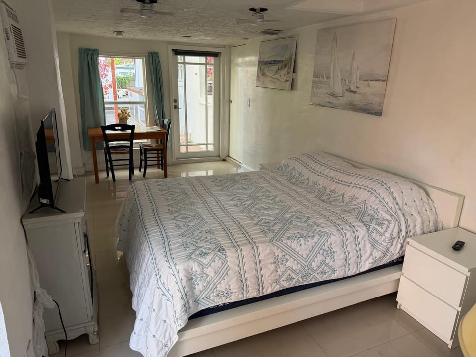 CHEERFUL PRIVATE ROOM 2 MILES AWAY FROM SUNNY ISLES BEACH Vacation rental in Ojus