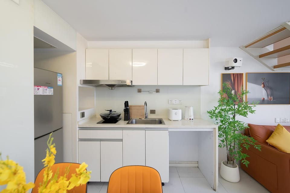 Coffee/tea facilities, Kitchen or kitchenette, minibar, stove