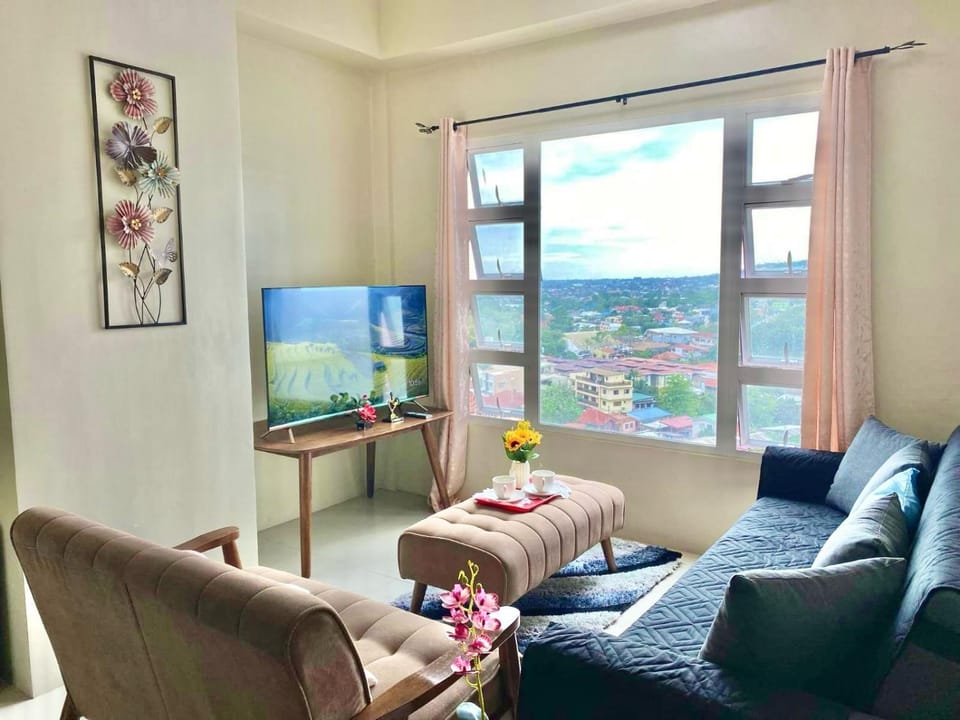 Communal lounge/ TV room, TV and multimedia, Living room, Seating area, Evening entertainment, Mountain view