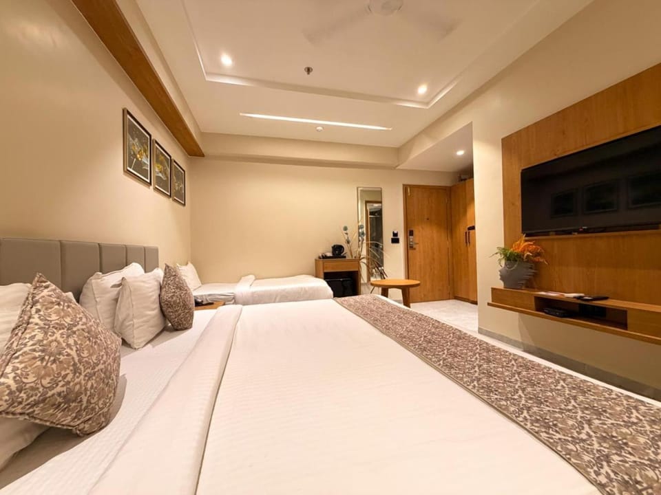 Bed, TV and multimedia, Bedroom