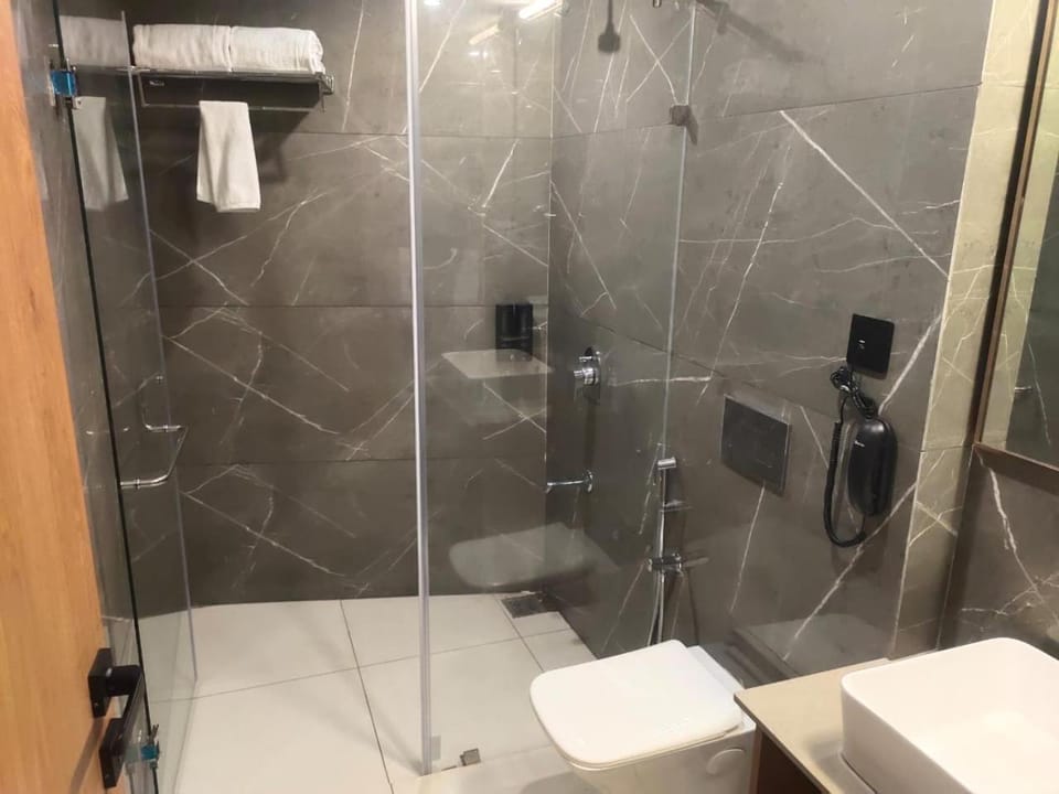 Shower, Toilet, Bathroom, towels
