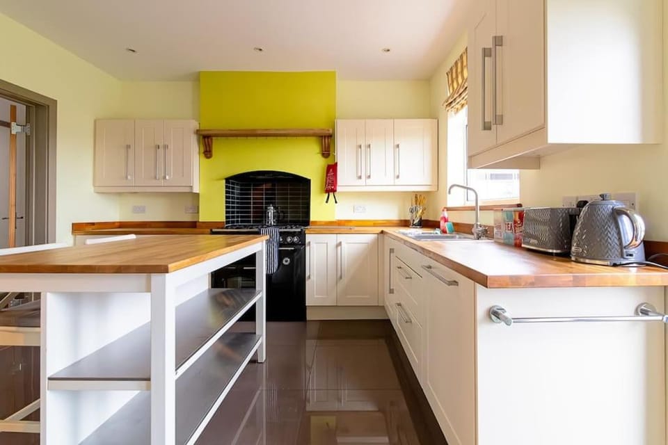 Kitchen or kitchenette, dishwasher