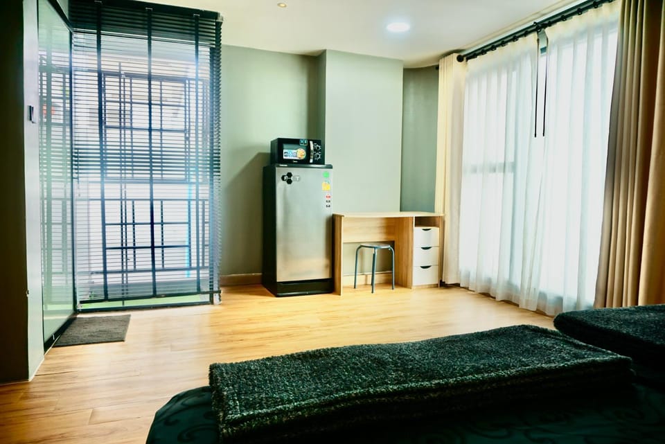 Bed, View (from property/room), Photo of the whole room, Bedroom, Street view, minibar, oven