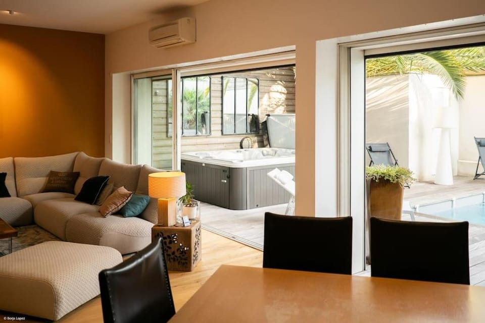 Hot Tub, Living room, Seating area, Dining area, air conditioner