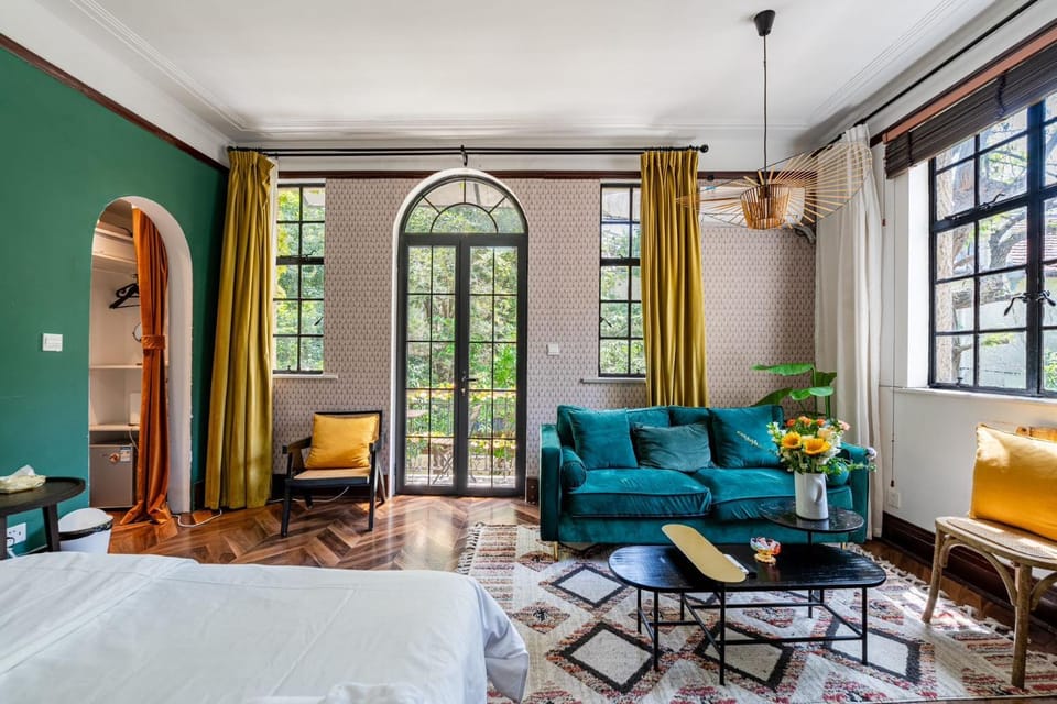 Bed, Living room, Photo of the whole room