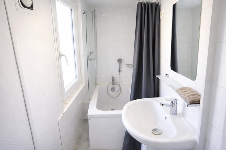Property building, Bathroom, Bath