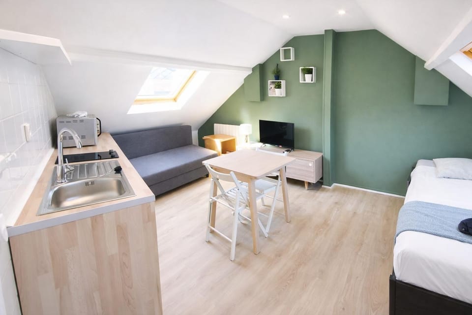 Property building, Bed, TV and multimedia, concierge, internet, kitchen