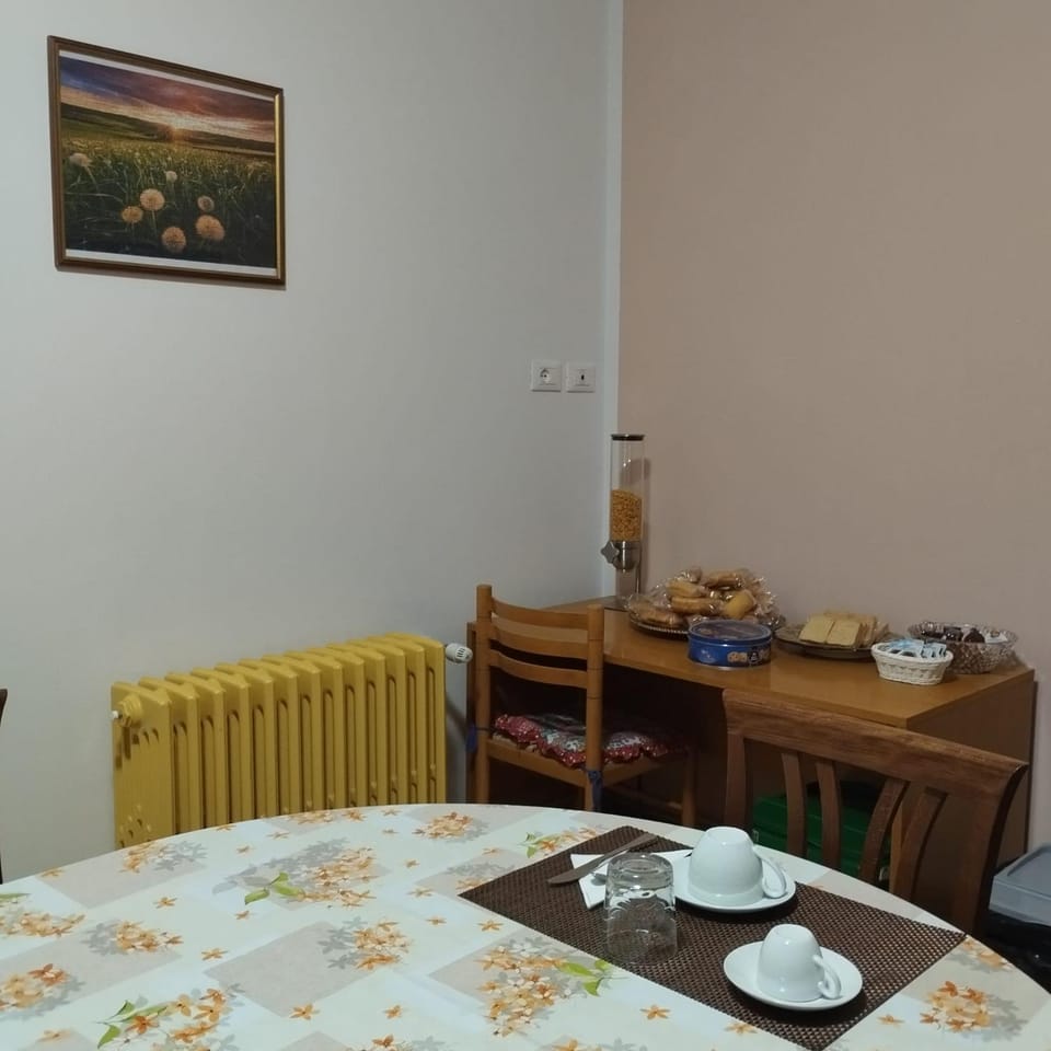 Kitchen or kitchenette, Communal kitchen, Breakfast
