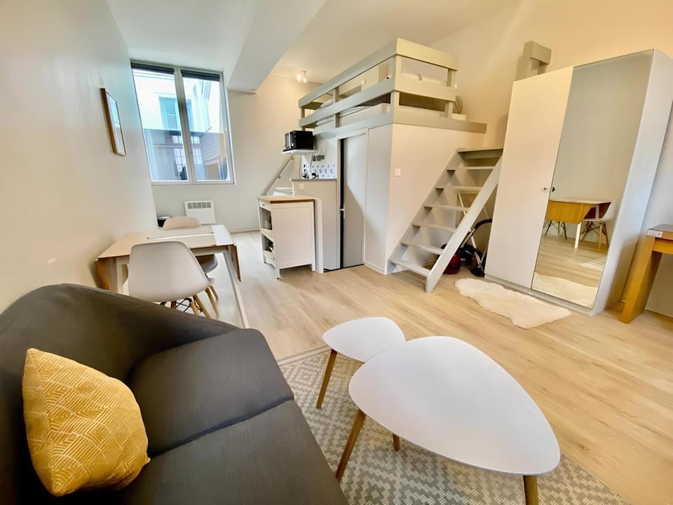 Photo of the whole room, concierge