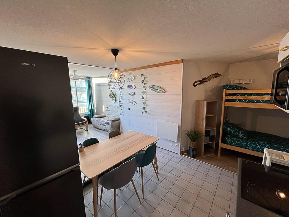Bed, Kitchen or kitchenette, Dining area