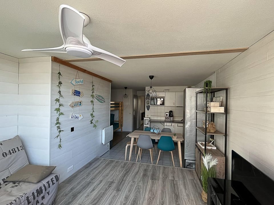 Kitchen or kitchenette, fireplace