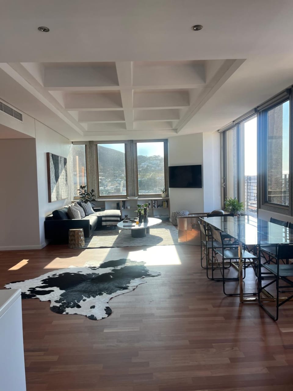 TV and multimedia, Living room, Seating area, Dining area