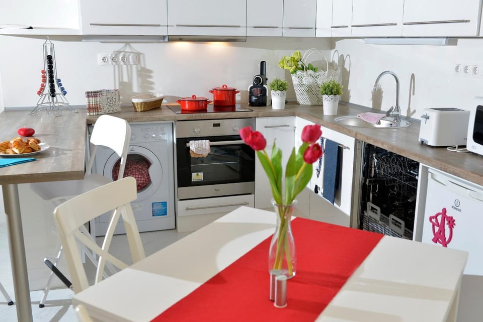 Kitchen or kitchenette, Dining area