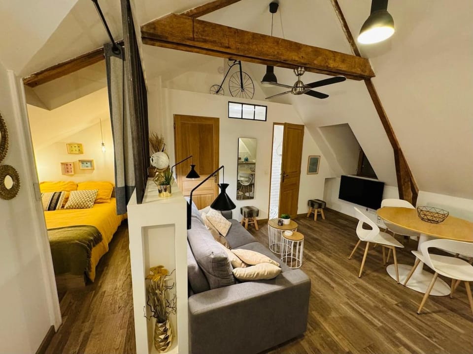 TV and multimedia, Living room, Dining area, Bedroom, fireplace