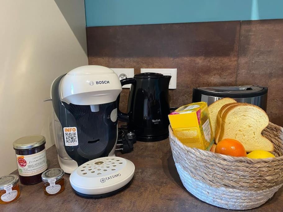 Coffee/tea facilities, minibar, toaster