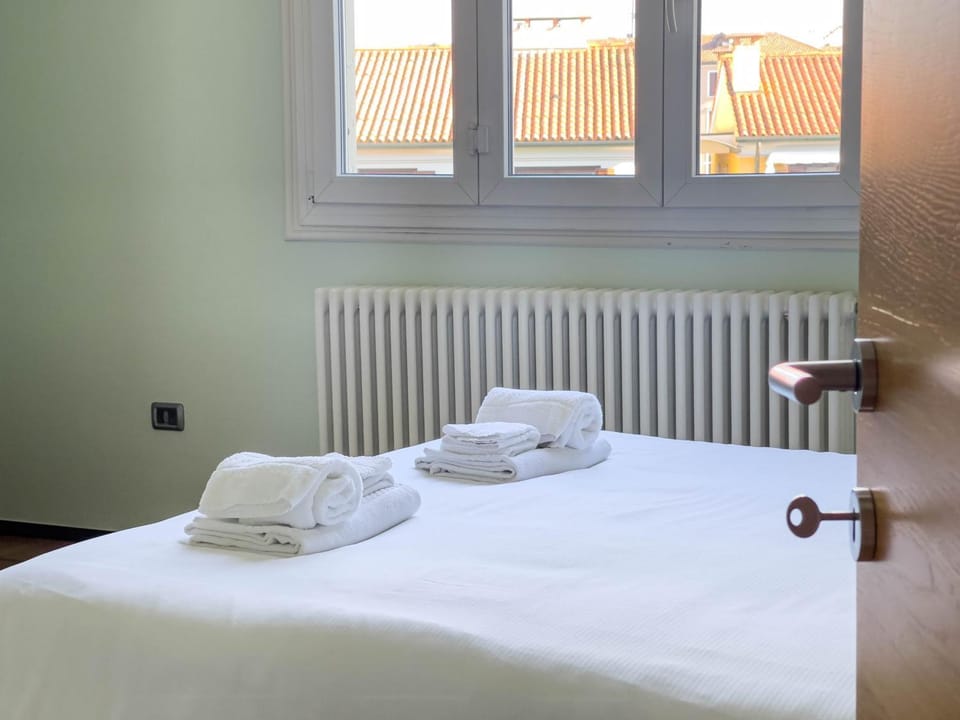 Bed, Photo of the whole room, Bedroom, internet, towels